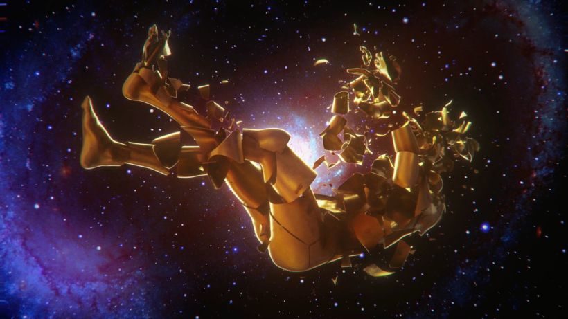 Filmstill CALL OF COMFORT: Ein goldener Körper schwebt im Weltraum. Der Körper scheint sich in kleine Einelbstandteile aufzulösen.
